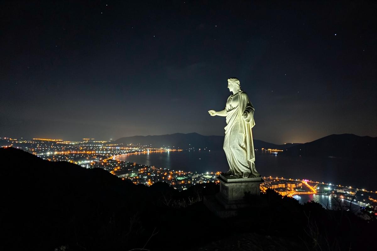 Cristo Luz iluminado à noite com vista da cidade