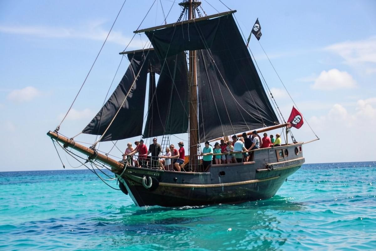 Navio pirata navegando pela enseada de Balneário Camboriú
